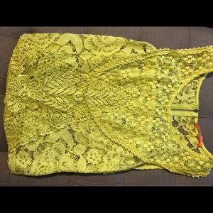 Adorable lace tank top with zip back